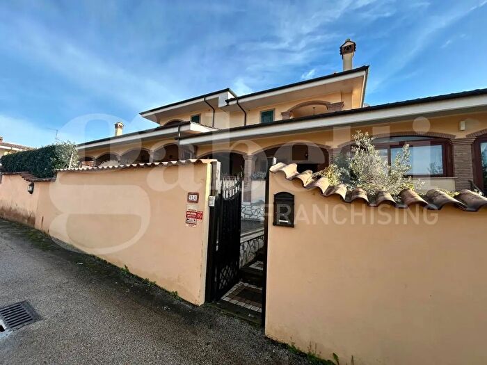 Casa trilocale in vendita in Via Savuto, Ardea