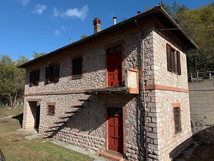 Casa con 6 locali in vendita in Vallo di Nera, Vallo Di Nera