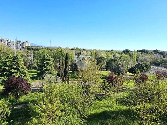 Appartamento con 5 locali in vendita in Via Augusto Comte, Roma