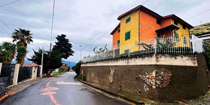 Casa con 12 locali in vendita in Via Serre, Santa Maria Del Cedro