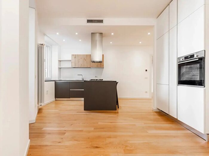 Appartamento trilocale in affitto in Via Piero della Francesca, Milano