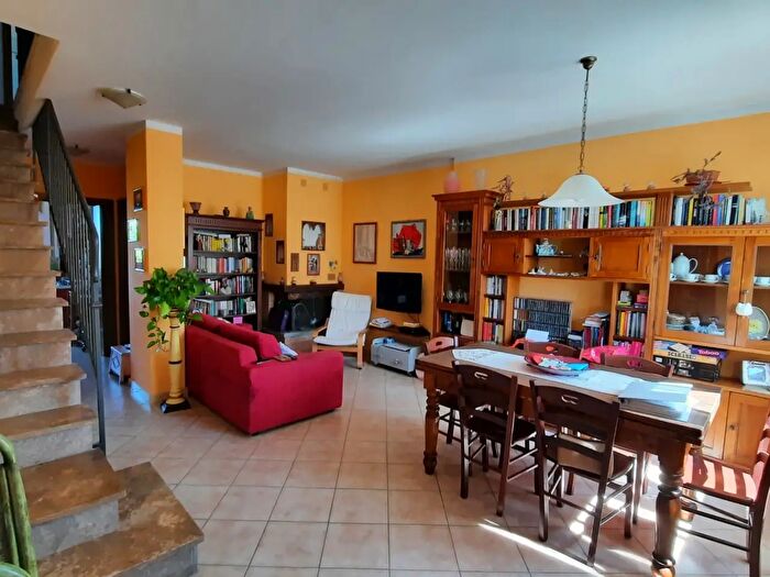 Appartamento con 6 locali in vendita in Via E Pulselli, Rapolano Terme