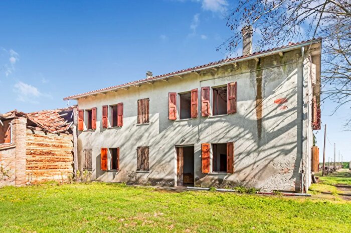 Casa con 10 locali in vendita in Massa Lombarda