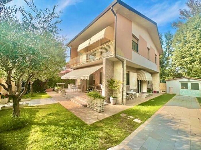 Casa con 6 locali in affitto in Forte Dei Marmi