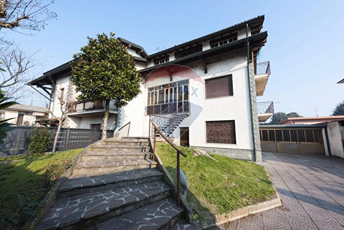 Casa con 12 locali in vendita in Einaudi, Caravaggio