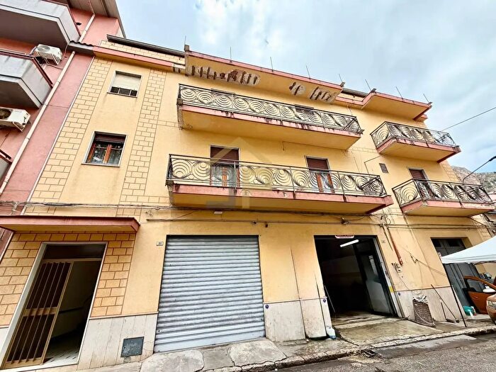Appartamento con 10 locali in vendita in Via Benvenuto Cellini, Partinico