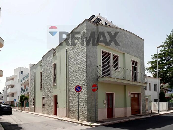 Casa con 8 locali in vendita in Via Damiano Chiesa, Bitritto