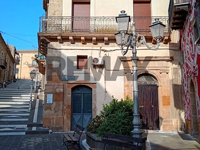 Casa con 12 locali in vendita in Piazzetta dello Speziale, Mirabella Imbaccari