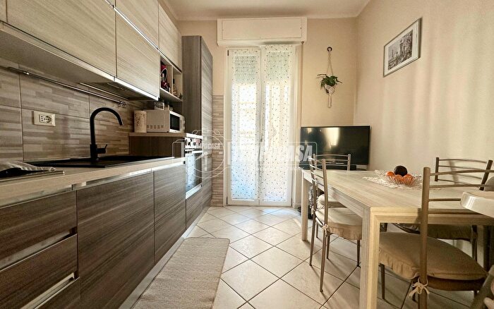 Appartamento quadrilocale in vendita in Largo Viale Roma, Massa