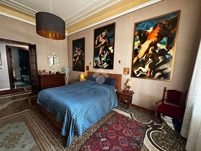 Appartamento con 9 locali in vendita in Via Stefano Dondero, Genova