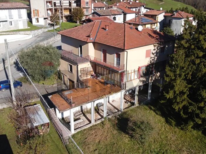 Casa con 14 locali in vendita in Gaverina Terme