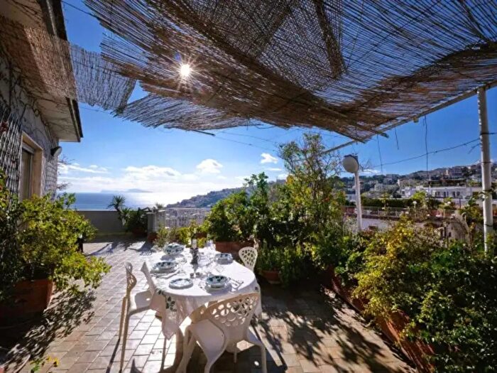 Appartamento con 5 locali in vendita in Via Tasso, Napoli