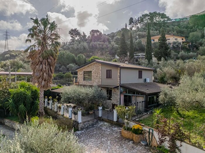 Casa con 8 locali in vendita in Via Valle di Fico, Altofonte