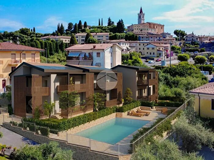 Appartamento trilocale in vendita in Via delle Fontane, Bardolino