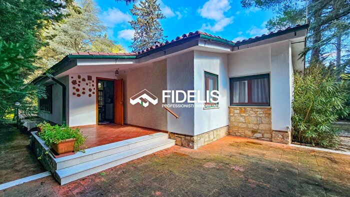 Casa quadrilocale in vendita in Viale dei Cedri, Andria