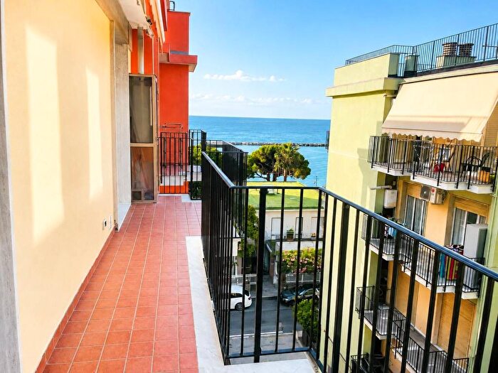 Appartamento trilocale in affitto in Via Cristoforo Colombo, Centro, San Bartolomeo al Mare