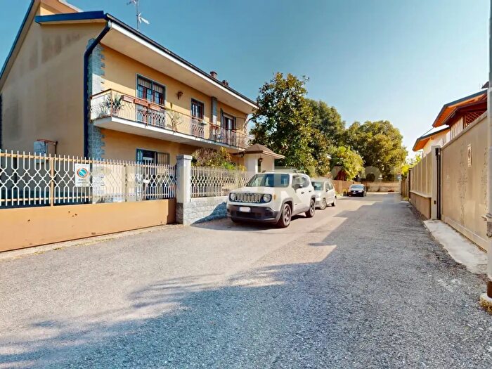 Casa con 6 locali in vendita in Via Elba, Bareggio