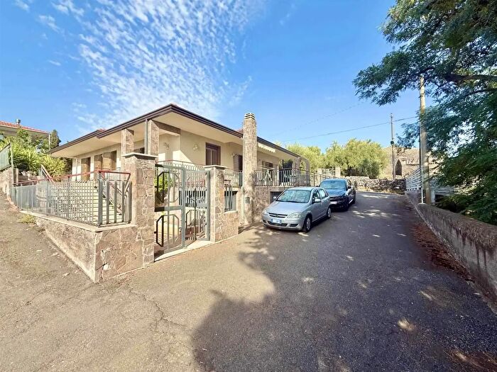 Casa con 8 locali in vendita in Via Cavaliere Bosco, Santa Maria Di Licodia