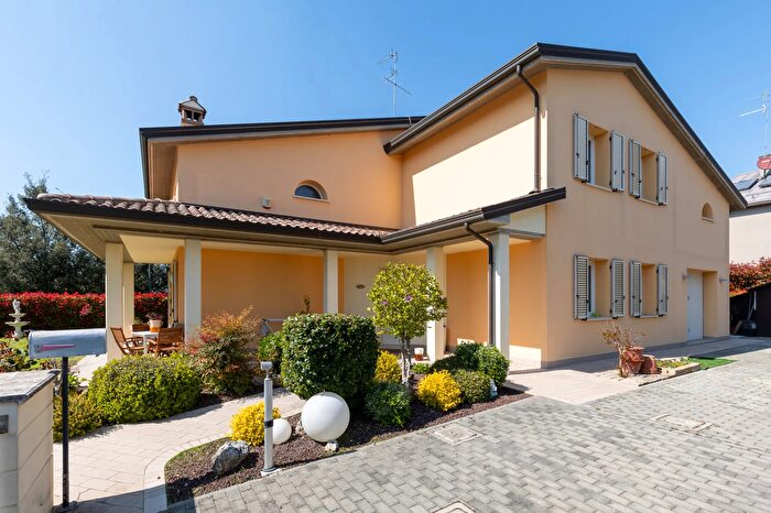 Casa con 5 locali in vendita in Via Largo Caduti di Nassirya, Bagnacavallo