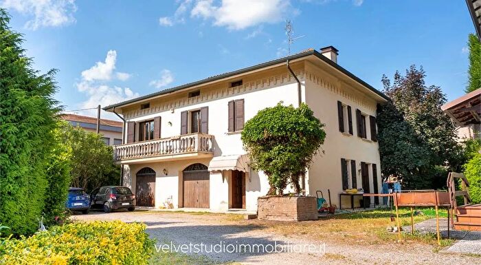 Casa con 8 locali in vendita in Cavezzo Via Volturno, Cavezzo