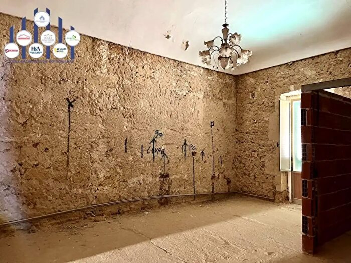 Casa con 10 locali in vendita in Via Saffi, Noto