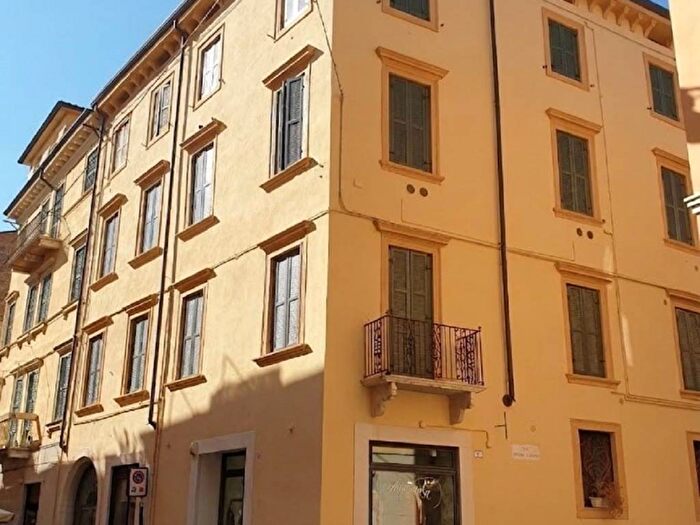 Appartamento con 6 locali in affitto in Via Alberto Mario, Centro Storico, Verona