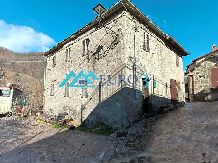 Casa con 5 locali in vendita in Frazione Migliarelli, Montegallo