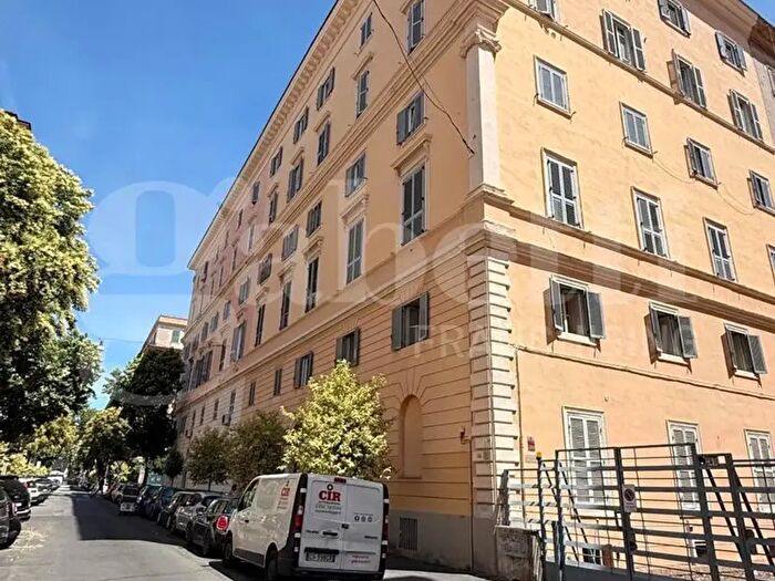 Appartamento trilocale in vendita in Via Paolo Emilio, Roma