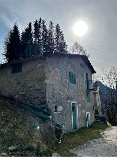 Casa quadrilocale in vendita in Schignano