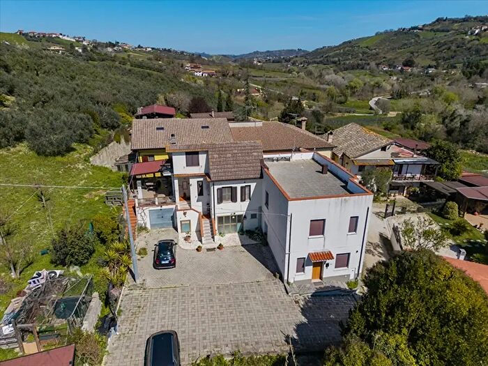 Casa con 10 locali in vendita in Via Anelli Fieramosca, Chieti