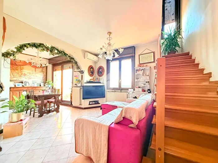 Appartamento con 5 locali in vendita in Via Vincenzo Attimo, Bollate