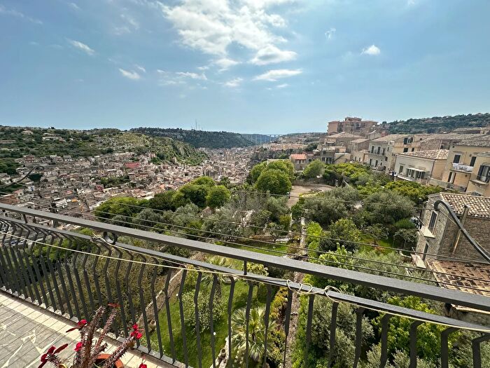 Appartamento con 6 locali in vendita in Via Fontana, Modica