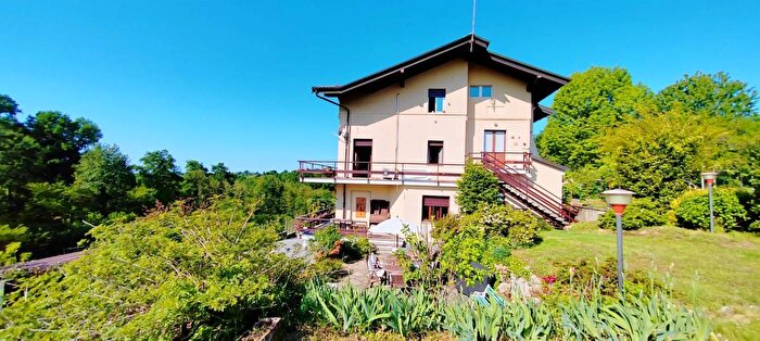 Casa con 9 locali in vendita in Via Roma a Roasio, Roasio