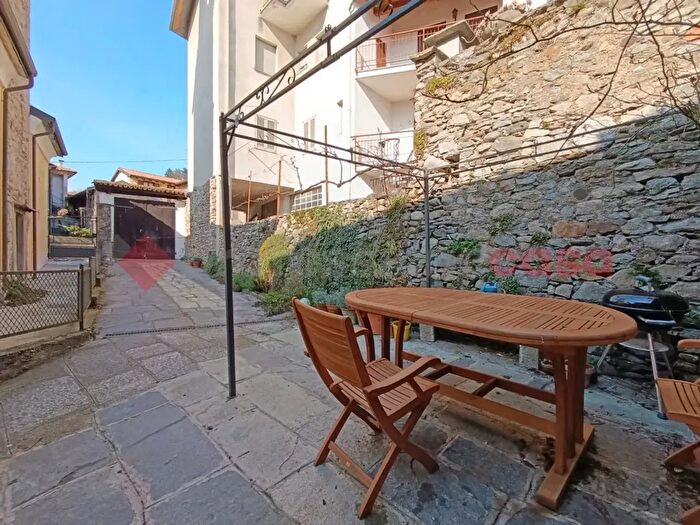 Casa con 6 locali in vendita in Piazza San Bernardo, Colazza