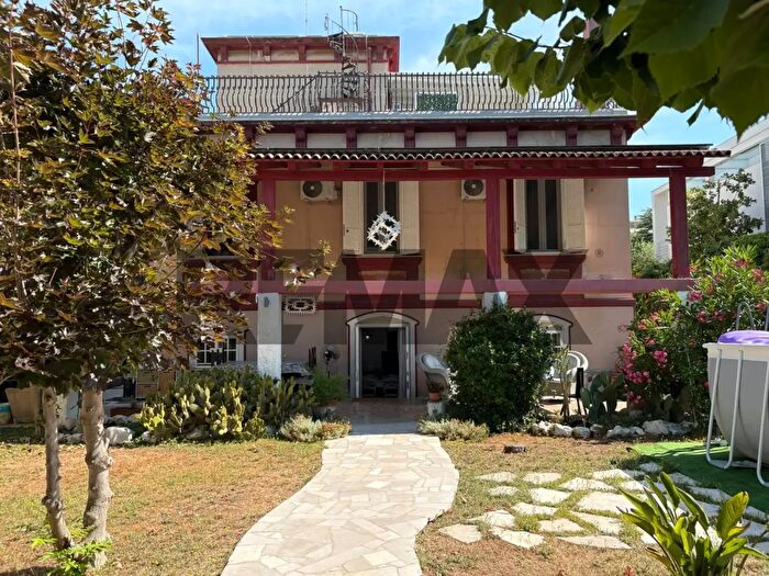 Casa con 6 locali in vendita in Via Adriatico, Bari