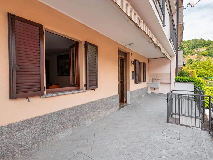 Casa con 12 locali in vendita in Via Inzogno, Zogno