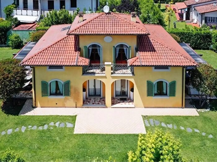 Casa con 11 locali in vendita in Forte Dei Marmi