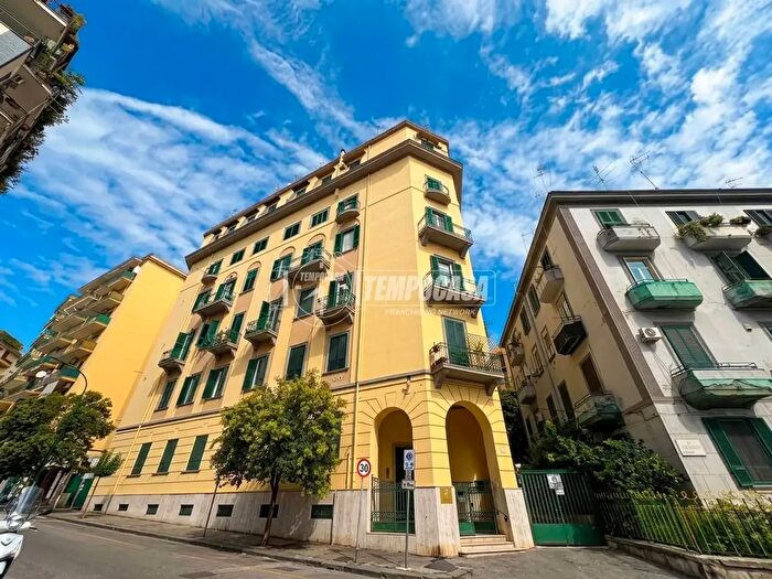 Appartamento quadrilocale in vendita in Via Domenico Fontana, Napoli