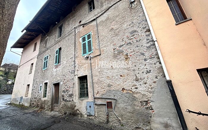 Appartamento con 6 locali in vendita in Via Maestra, Biella