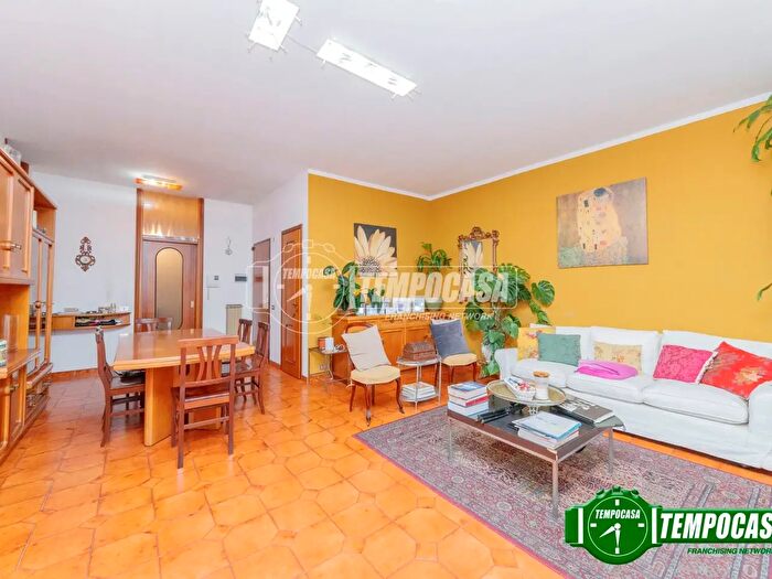 Appartamento quadrilocale in vendita in Via Privata Vittuone, Milano