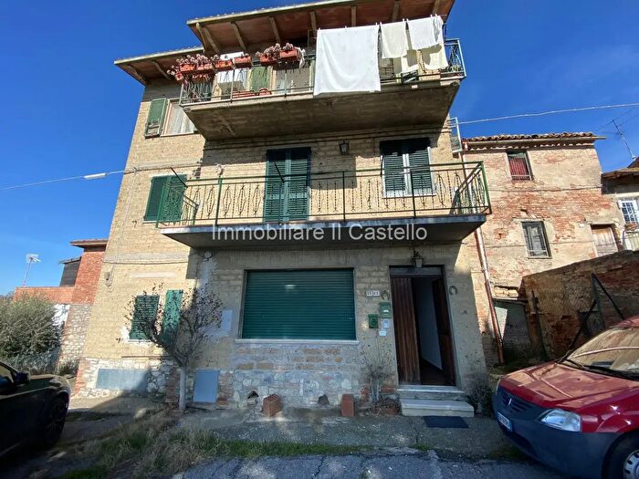 Appartamento con 6 locali in vendita in Via Santa Maria, Castiglione Del Lago