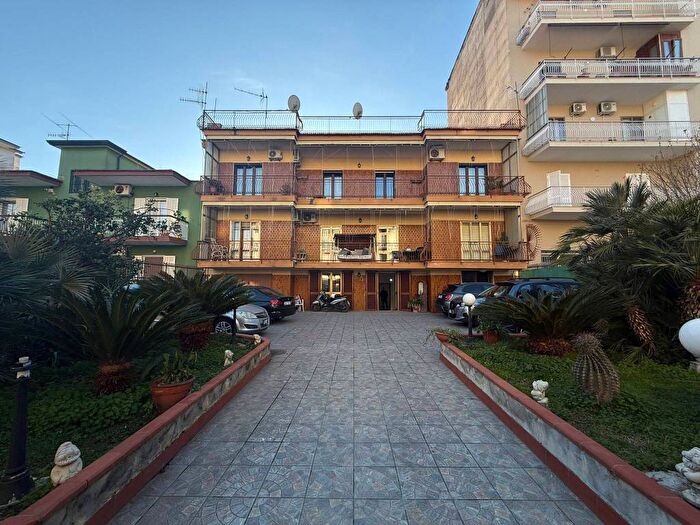 Appartamento trilocale in affitto in Via Comunale Catena, Pianura, Napoli