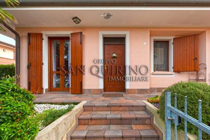 Casa con 5 locali in vendita in Viale dello Sport, Novellara