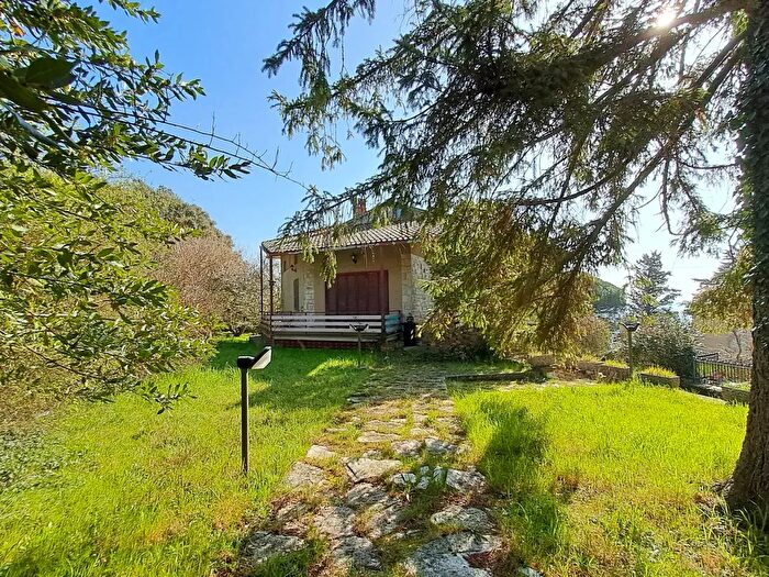 Casa con 5 locali in vendita in Passignano Sul Trasimeno