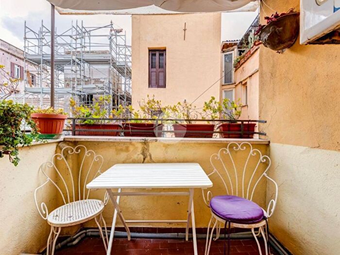 Appartamento trilocale in affitto in Via del Boschetto, Monti, Roma