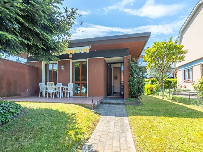 Casa quadrilocale in vendita in Viale Monte Resegone, Arese
