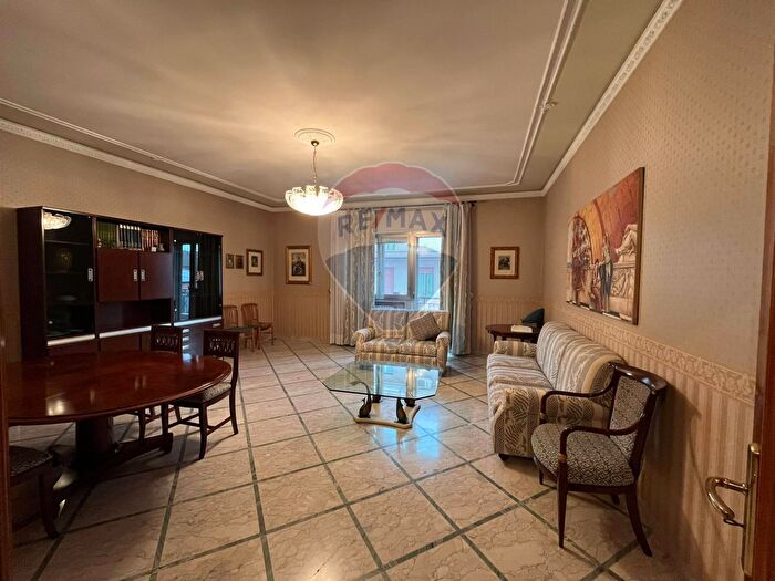 Appartamento con 8 locali in vendita in Via dei Peloritani, Ragusa