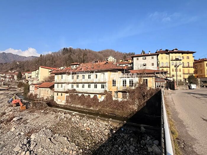 Casa con 10 locali in vendita in Via Roma, Coggiola