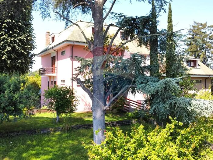 Casa con 12 locali in vendita in Via Trotula De Ruggiero, Roma