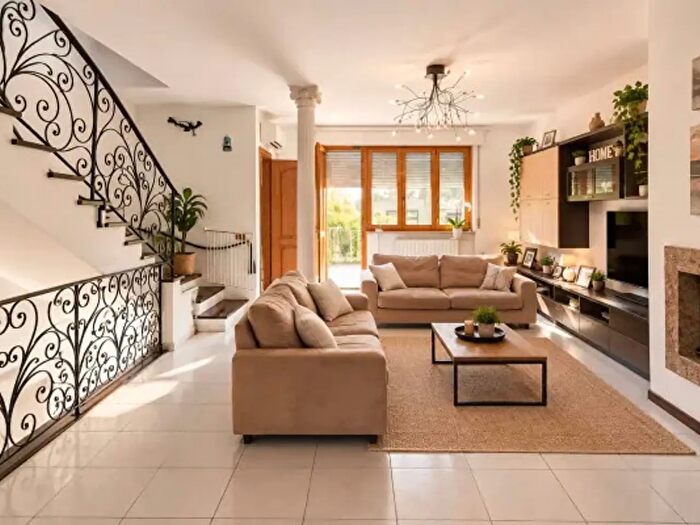Casa con 6 locali in vendita in Maiolati Spontini